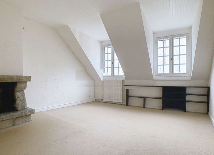 Lovely Town House with Garden Opposite the Chateau