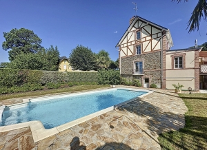 Detached Coastal House with Swimming Pool