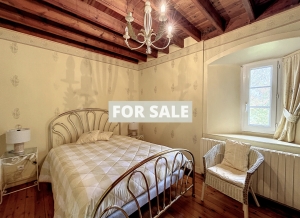 Detached Country House with Landscaped Garden