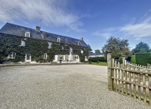 Detached Country House with Landscaped Garden