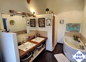 Detached Country House with Landscaped Garden