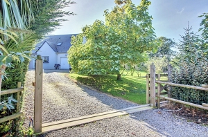 Detached Country House with Landscaped Garden