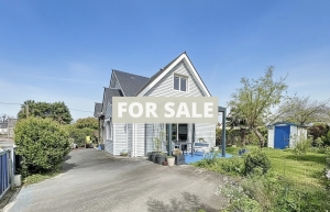 Detached House with Garden by the Coast