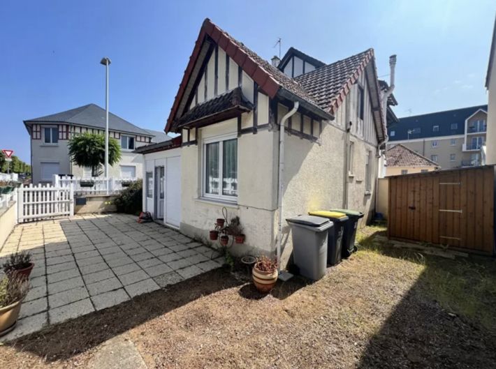Detached House with Garden by the Coast