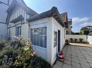 Detached House with Garden by the Coast