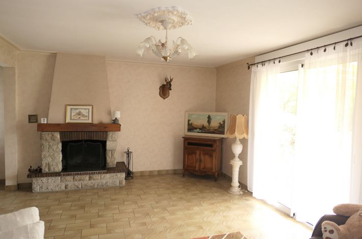 Mature Detached House with Landscaped Garden