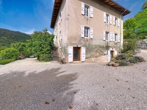 Beautiful Renovated House with Vineyard Views