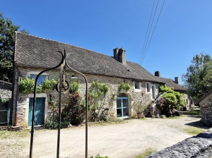 Country House with Guest Gite and Swimming Pool and Lake