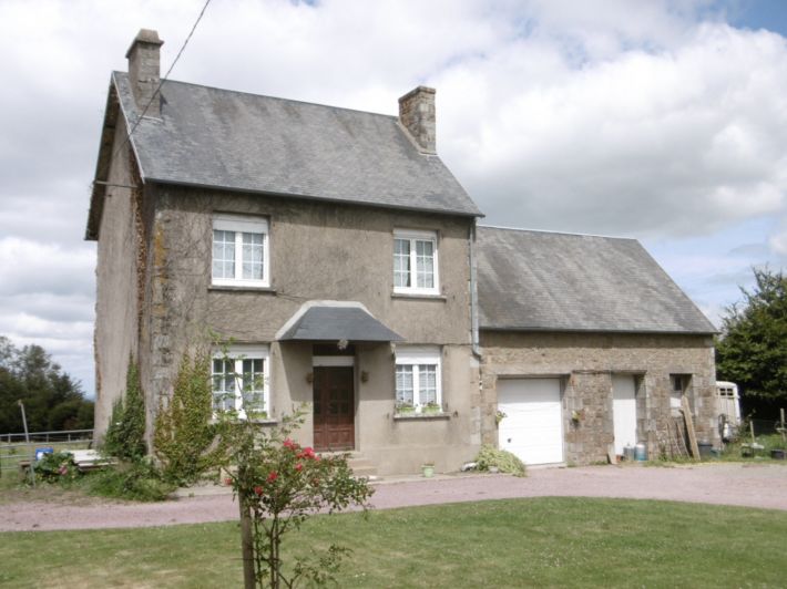 Detached Country House with Garden and Outbuilding