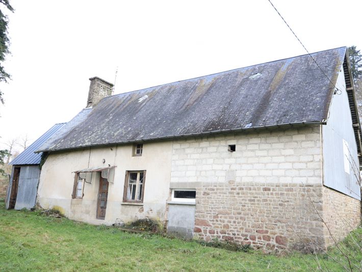 Detached Country House to Renovate with Outbuildings