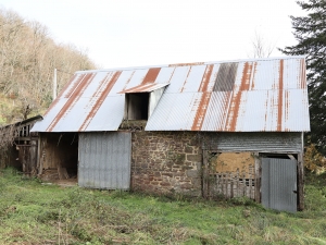 Detached Country House to Renovate with Outbuildings