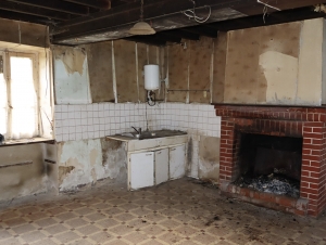 Detached Country House to Renovate with Outbuildings