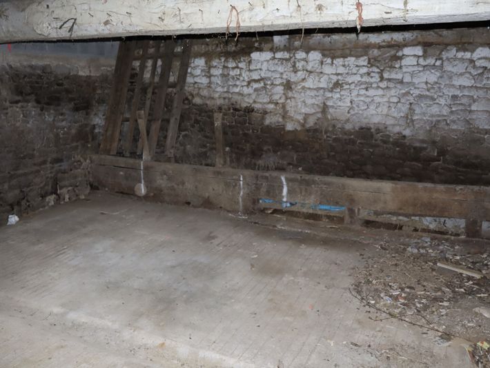 Detached Country House to Renovate with Outbuildings
