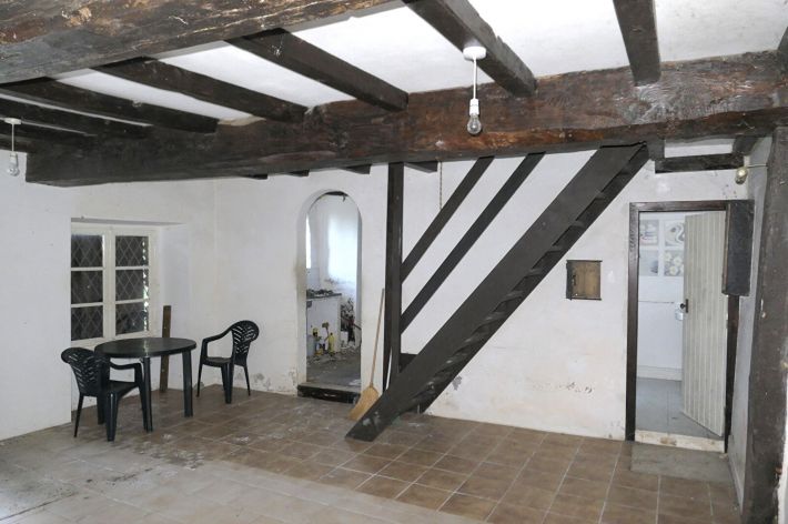 SLD02643 - Under Offer with Cle France