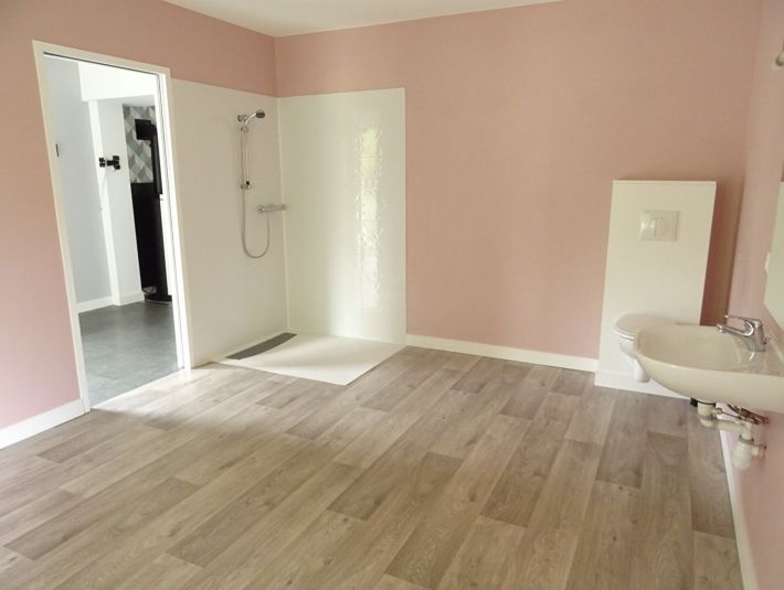 SLD02636 - Under Offer with Cle France
