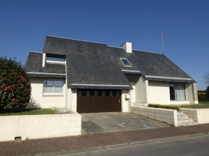 Contemporary Detached House with Garden