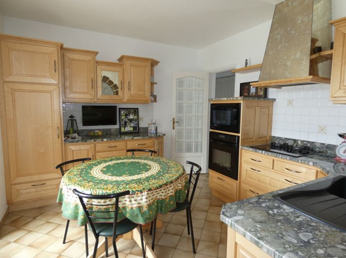 Stunning Detached House in Lovely Gardens