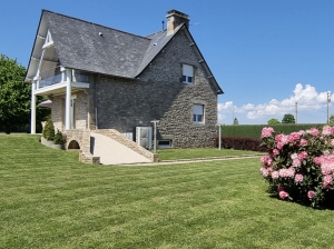 Stunning Detached House in Lovely Gardens