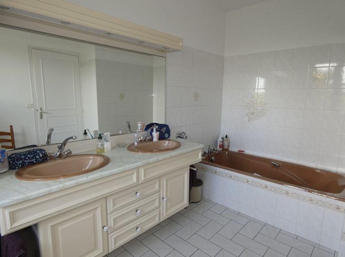 Stunning Detached House in Lovely Gardens