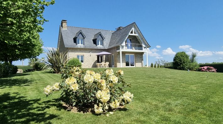 Stunning Detached House in Lovely Gardens