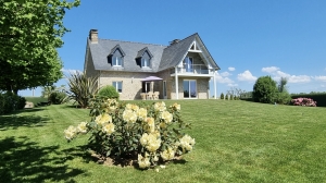 Stunning Detached House in Lovely Gardens