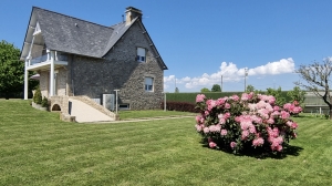 Stunning Detached House in Lovely Gardens