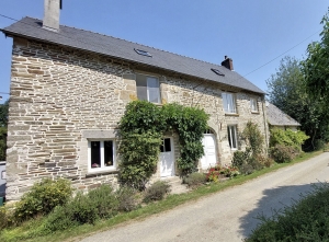 Detached Country House with Landscaped Garden
