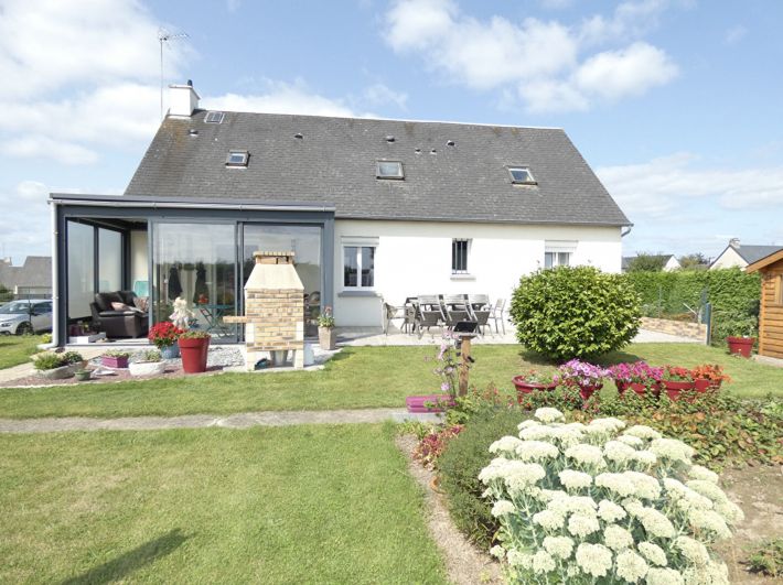 Lovely Detached Country House with Conservatory and Garden