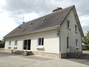 Detached House with Landscaped Garden and Garage
