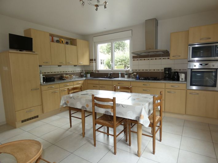 Detached House with Landscaped Garden and Garage
