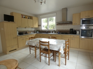 Detached House with Landscaped Garden and Garage