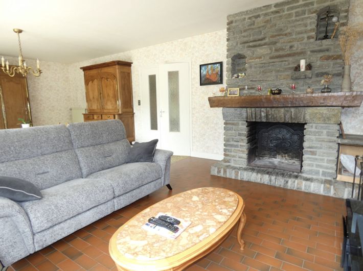Detached House with Landscaped Garden and Garage