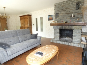 Detached House with Landscaped Garden and Garage