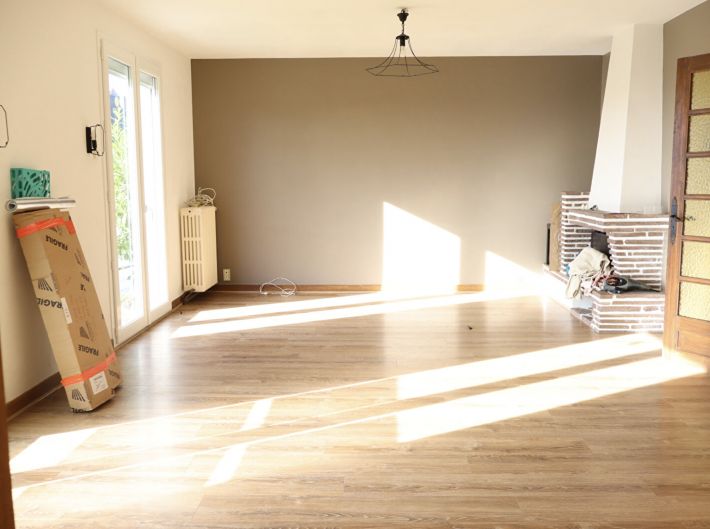 Detached House with Garden in Good Location