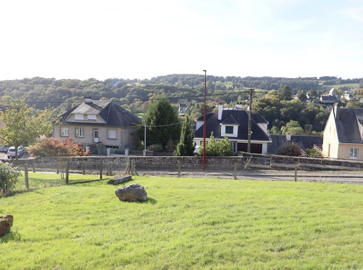 Detached House with Garden in Good Location