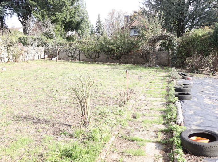 Detached House with Garden in Good Location