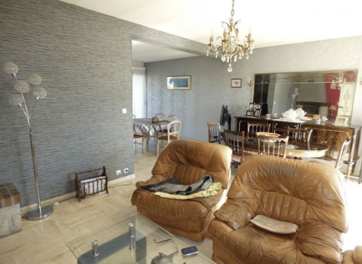 Contemporary Detached House with Garden