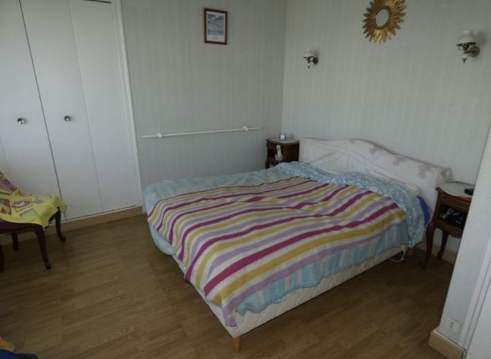 Contemporary Detached House with Garden