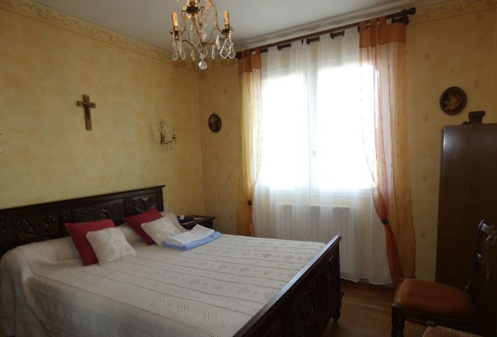 Detached House with Nice Garden