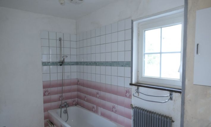 Detached House with Strong Potential and Garden