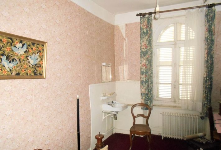 Manor House Style Property with Garden