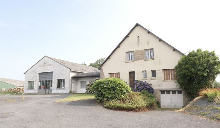 Detached House with Garden and Large Outbulding