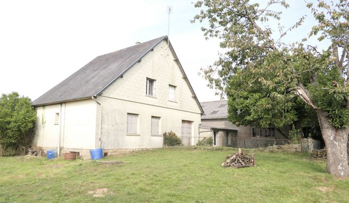 Detached House with Garden and Large Outbulding