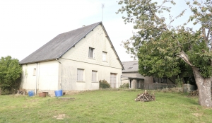 Detached House with Garden and Large Outbulding