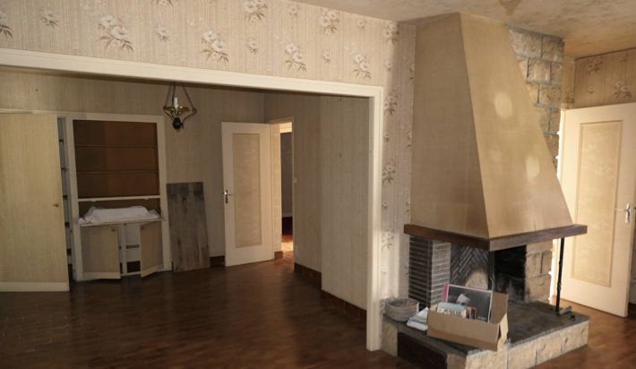 Detached House with Garden and Large Outbulding