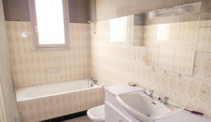 Detached House with Garden and Large Outbulding