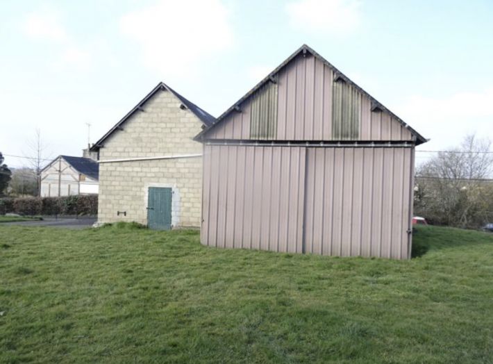 Barns to Convert into Habitation in Large Plot