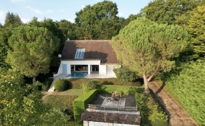 Lakeside Property with Swimming Pool and Views