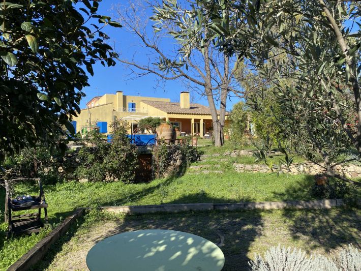 Stunning Architect Designed House With Large Swimming Pool