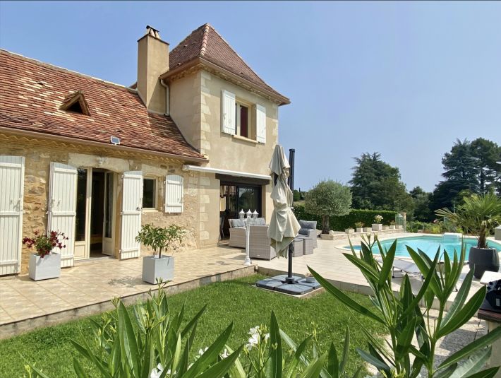 Stunning Property wIth Lovely Pool in Great Location